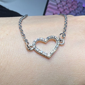 Kalung Wanita Love Warna Silver Desain Klasik