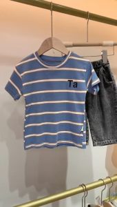 เสื้อยืดคอกลมเด็กผู้ชาย ลายตัวอักษรกางเกงขาสูทสไตล์ยุโรปและอเมริกาฤดูร้อน