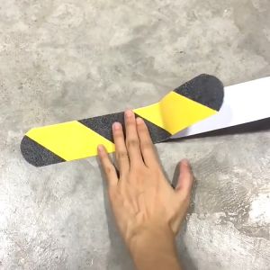 เทปกันลื่น PVC ขนาด 5 cm. x เมตร กับ cm. x 10 เมตร ใช้งานง่าย ติดแน่น ทนทาน ติดกันลื่น ติดบันได ภายนอก ภายใน anti slip tape