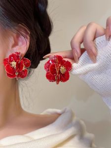 Yang Caiyu Same Style Earrings Retro White Petal Ear Accessory Stud Earrings for Women Niche Design Classy 2024 New Arrival