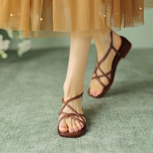 รองเท้าแตะส้นแบนแบบสวมหัวเหลี่ยมแบบสวมหัวข้างเดียวสำหรับผู้หญิง ทรงสปอร์ต ฤดูร้อน 2024 รองเท้าแตะสไตล์โรมันแบบสวมหัวข้างเดียวที่สวมใส่สบาย