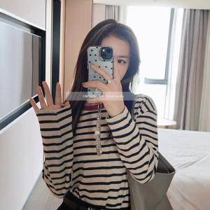 เสื้อยืดลายทางแขนยาวสไตล์ย้อนยุคสีสันสดใสสำหรับผู้หญิงในฤดูใบไม้ร่วง ทรงพอดีตัว คอกลม ผ้าฝ้ายผสม