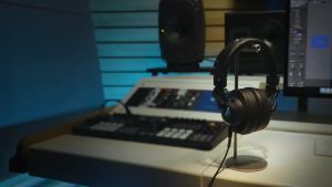 MAONO | MAONO MH700 Studio Monitor Headphones Mixing DJ Headphone 50mm Driver Professional Over Ear Wired Headset for Recording Podcast