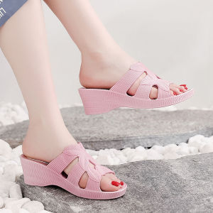 รองเท้าแตะพลาสติกส้นสูงสำหรับใส่ในบ้านและไปทำงานกลางแจ้งในฤดูร้อน รองเท้าแตะพื้นนุ่มกันลื่นสำหรับเดินชายหาด