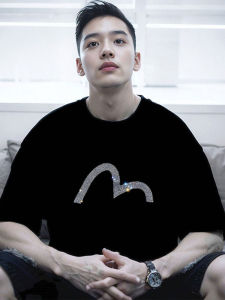 เสื้อยืดคอกลมแขนสั้นสีดำสำหรับผู้ชาย ฤดูร้อน 2025 ทรงหลวม เสื้อเชิ้ตคอตตอนผสมโพลีเอสเตอร์หรูหราจากแบรนด์ Kuraishi