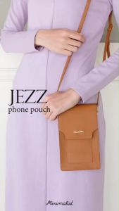 𝐌𝐈𝐍𝐈𝐌𝐀𝐋𝐈𝐒𝐓 กระเป๋าใส่โทรศัพท์ รุ่น Jezz (lily white/หนังวัว) ใส่โทรศัพท์ได้ทุกรุ่น ช่องใส่บัตร 5 ช่อง สายปรับระดับได้