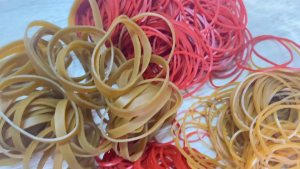 ยางรัดแกง หนังยาง ใหญ่หนา ยางวงใหญ่ ยางวงเล็ก เหนี่ยว ทนทาน  ไม่ขาดง่าย มีให้เลือกหลายขนาดYC