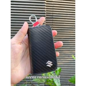Dompet STNK gantungan kunci mobil logo suzuki motif carbon
