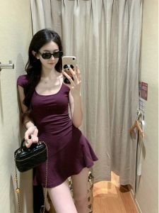 ชุดเดรสคอวีแขนสั้นสีม่วงทรงเอเข้ารูปสำหรับผู้หญิงในช่วงฤดูร้อน เดรสผู้หญิงสีพื้นเอวสูงกระโปรงสั้นเข้ารูป