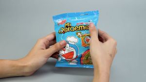 [SET 10 GÓI] - ACECOOK - Mì gói Doraemon 2 vị: Doraemon bò cuộn phô mai và Doraemon tôm gà tỏi phi (62g - 63g/gói) - Mì trẻ em - Mì Doremon bổ sung canxi - Mì Doraemon gói