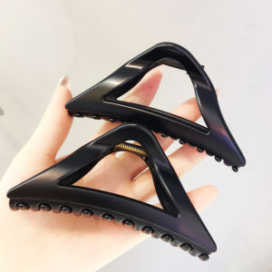 กิ๊บติดผมทรงสามเหลี่ยมสไตล์ใหม่ปี 2023 กิ๊บติดผมหัวด้านหลังสไตล์เรโทรสำหรับผู้หญิง กิ๊บติดผมขนาดใหญ่สุดเท่สำหรับผู้หญิง