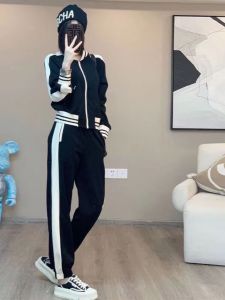 เสื้อสเวตเตอร์คอกลมแขนยาวสองชิ้นสไตล์ลำลองสำหรับฤดูใบไม้ร่วง 2024 เสื้อผ้ากีฬาลำลองสุดเทรนด์สำหรับผู้หญิงวัย 18-25 ปี