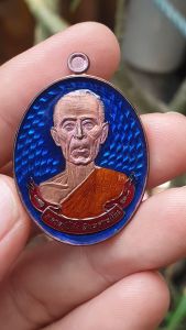 💥รับประกันแท้ เหรียญ รุ่น โชคดี หลวงปู่โต๊ะ วัดถ้ำสิงโตทอง ปี 2566 เนื้อทองแดงมันปู พื้นน้ำเงินโบว์แดง สร้างน้อย 59 เหรียญ พระแท้สวยมาก