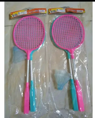 Mainan anak raket badminton berbahan plastik berisi 2 raket dan 2 kok.