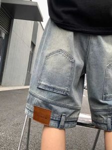 กางเกงขาสั้นยีนส์ทรงหลวมขาตรงเอวกลางสำหรับผู้ชาย ฤดูร้อน 2024 ใหม่ สีฟ้าอ่อน 5 จุด ดีไซน์ทันสมัย ​​กางเกงยีนส์ทรงหลวมสำหรับผู้ชาย