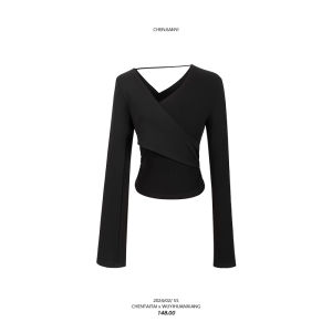 เสื้อยืดผู้หญิงทรงเข้ารูปแขนยาวคอวีไม่สมมาตร ทรงเข้ารูป ฤดูใบไม้ผลิ 2024 ผ้าผสมอื่นๆ 100% เสื้อยืดผู้หญิงแบบลำลอง