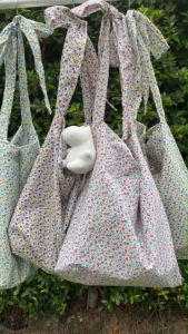 กระเป๋าผ้า ลายดอกทิวลิป เล็กๆน่ารักๆ กระเป๋าสะพายข้าง ใบใหญ่ กระเป๋าสถานที่ คุณว่างไม่ใช่ส่วนผู้หญิง