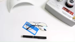 แว่นสายตายาว/สายตาปกติ(+) มีคาน เลนส์กรองแสงบลู+เลนส์เปลี่ยนสีAUTO รุ่น3026 (เลนส์เปลี่ยนสี+)