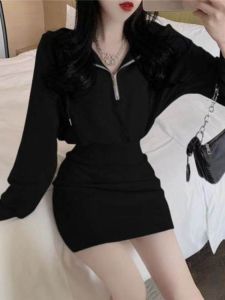 ชุดเดรสสีดำมินิสตรีทสไตล์ฤดูใบไม้ร่วงปี 2024 ทรงเข้ารูปเอวสูง ทรงเข้ารูป แขนยาว ปกโปโล เดรสสตรีทสไตล์สุดเก๋