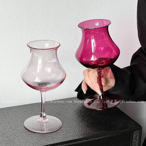 แก้วน้ำชาแก้วน้ำหอมทรงสูงสีชมพูแดง แก้วน้ำหอมสำหรับผู้หญิง แก้วน้ำหอมสำหรับดื่มแอลกอฮอล์ แก้วน้ำหอมสำหรับทำเครื่องดื่มผสม แก้วน้ำหอมแบบลำลอง
