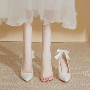 รองเท้าส้นสูงผ้าซาตินสีขาวสำหรับผู้หญิง รองเท้าแต่งงานแบบสวมหัวแหลม ด้านหลังสูง รองเท้าแฟชั่นฤดูใบไม้ร่วง 2022 รองเท้าแตะส้นเดี่ยว