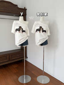 เสื้อยืดแขนสั้นไหล่ข้างเดียวพิมพ์ลายหมาแฮนด์เมดสำหรับผู้หญิงในช่วงฤดูร้อน เสื้อผ้าทำงานสไตล์เกาหลีแขนสั้นหลวมๆ