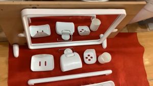 [HCM]Kiếng nhựa 6 món KAG-KNA01 Bộ phụ kiện gương soi bọc nhựa trắng phòng tắm trường học gia đình