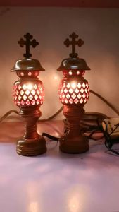 Đèn gỗ điêu khắc thánh giá trên đỉnh cao 24cm - đèn thờ gia đình công giáo (2 cây/ hộp)