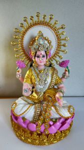 #พระแม่ลักษมี ปางค์ประทานพร ถือโถเงินทอง ประทับบนดอกบัว