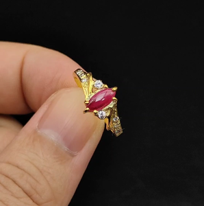 แหวนพลอยทับทิม(Natural Ruby) สีชมพูแดง จากประเทศพม่า ตัวเรือนเงินแท้ 92.5%ชุบทอง ไซส์นิ้ว 53 หรือเบอร์ 6.5 US มีใบรับประกันจากทางร้าน