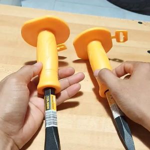 Một cây đục nhọn đục dẹp tolsen có tay cầm nhựa chống sóc êm tay