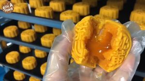 港式流心奶黄月饼 Hong Kong Style Lava Custard Mooncake | 中秋送礼 200g+-/box (4pcs)