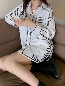 Casual Loose Long Sleeved Shirt Street Style Loose Fit Turn-down Collar Long Sleeve Casual Shirt for Women in Their 20s