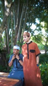 ชุดผู้ชายมูสลิม, โต๊ปแขนสั้น มียอดนิยม เนื้อผ้าไม่ร้อนผ้าสบาย สำหรับการดอกแต่งงานอิสลาม AE34 รุสมีนี