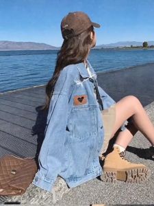 เสื้อแจ็คเก็ตยีนส์ ผู้หญิง ทรงไหล่ตก โอเวอร์ไซส์ แต่งป้ายหนังปั๊มรูปหัวใจ สไตล์วินเทจ ผ้ายีนส์ สบาย เท่ๆ