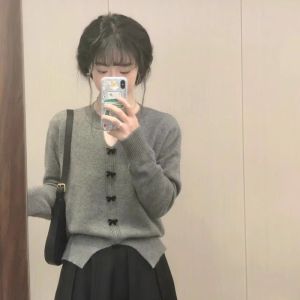 chaqi | Áo len dệt kim cổ chữ V màu xám Pháp dành cho nữ thời trang thu đông thanh lịch Áo len cardigan hở tay dài vừa phải màu trơn