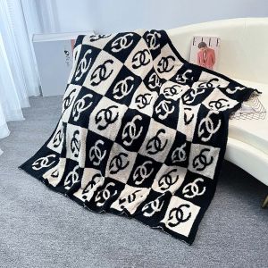 2025 New Fashion Knitted Half Fleece Thickened Naptime Blanket Luxury Style Sofa Lightweight Summer to Winter Seasonal Throw