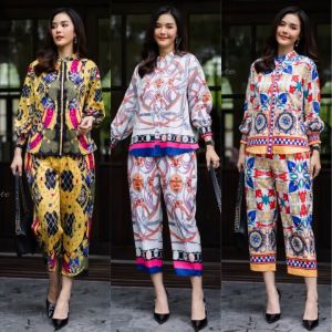 ชุดเซ็ทผ้าซิลล์พรีเมี่ยมเนื้อผ้าหนากำลังดี ผ้าละเอียดนุ่มมากค่ะ มาพร้อมลายสวยดูดี Luxuryสุดๆค่ะ ทำให้ชุดสวยมากๆค่ะ ดีเทลเก๋ๆใช้ยางสม็อก​ที่ขอบแขนใส่สบายมากค่ะ ใครที่มองหาชุดสวยๆเกรดขึ้นห้างใส่ออกงานหรูๆ หรือจะใส่ชิลๆก็ต้องตัวนี้เลยค่ะ มี​ 3 ลาย​ #1 #2 #