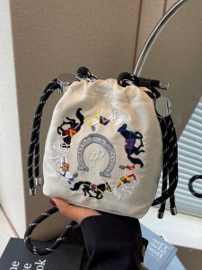 New 2025 Simple Contrast Color Embroidery Ins Bucket Small Cloth Bag Womens Crossbody Shoulder Bag for Walking And Mobile Phone