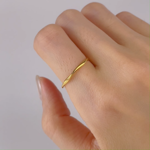 WENG KWONG Flow Wave Ring in 22k/ 916 Gold (3R3301)