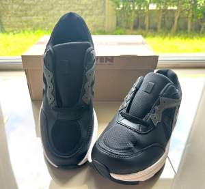 รองเท้าผ้าใบหุ้มส้นสีดำ