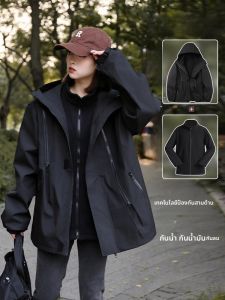 WANGGONGZHU | เสื้อแจ็คเก็ตกันลมกันน้ำสำหรับผู้หญิง ฤดูใบไม้ผลิและฤดูใบไม้ร่วง 2025 ใหม่ ลำลองกลางแจ้ง ปีนเขา เสื้อคลุมกันหนาวแบบสามในหนึ่ง