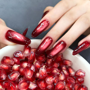 ยาทาเล็บ MIANEL 10 มล. สีแดงทับทิมแบบตาแมว สำหรับฤดูหนาวและคริสต์มาส พร้อมลูกปัดแก้วสีแดงไวน์  เทรนด์ทำเล็บฤดูหนาวปี 2025
