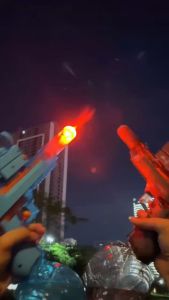 ปืนฉีดน้ําไฟฟ้า ปืนฉีดน้ำสงกรานต์ ยิงไกล ฟรีเเม็กใส่น้ำ เเบตเตอรี่ความจุสูง สายUSB เเข็งเเรงทนทาน