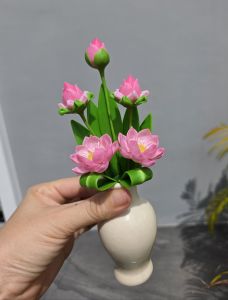 ดอกบัว แจกันดอกบัวขนาดสูง 7.5 นิ้ว แบบ 5 ดอก แบบดินปั้น สำหรับไหว้ ถวายบูชาสิ่งเคารพนับถือ วางหิ้งพระ