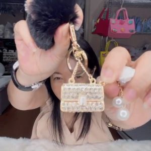 พวงกุญแจกระเป๋าประดับคริสตัลสีขาว พร้อมดอกไม้ Code 1007