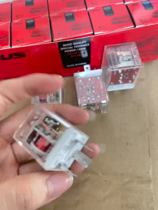 Rơ le nháy xi nhan 3 chân UUS 12v/24v. Rơ le nháy 3 chân vỏ đỏ (1 chiếc)