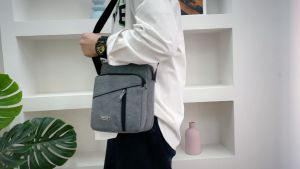 รายละเอียดสินค้าใส่ของใช้ส่วนตัวเล็กๆ ได้ ทำจากผ้าไนล่อนอย่างดี เกรดพรีเมียมกระเป๋าสะพายข้าง เท่ๆ เหมาะทั้งชายและหญิงขนาดเล็ก พกพาสะดวก น้ำหนักเบา ทำความสะอาดง่ายสายสะพายสามารถถอดได้ และปรับความยาวได้ช่องเล็กด้านหน้าและช่องใหญ่แบบซิป เก็บของได้ ไม่มีหล่นข