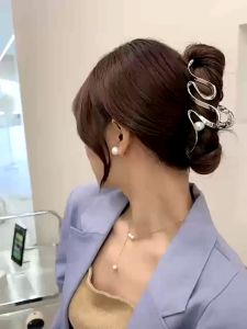 Kẹp tóc càng cua màu bạc hot trend phong cách Hàn sang trọng thanh lịch cho bạn gái