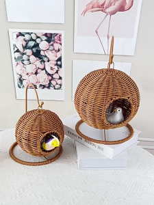 SKISOPGO กรงแมวทอหวายเทียม ตะกร้าแขวนทรงกลม สานกึ่งปิด ตะกร้าแขวนฤดูร้อน เตียงแมวขนาดใหญ่